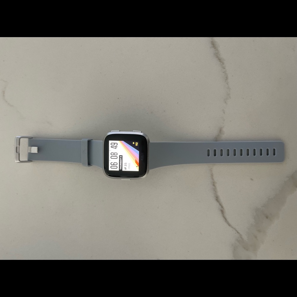 Fitbit Versa - Picture 2 of 5